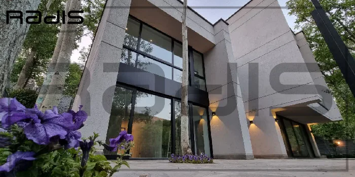 ساخت ویلا لوکس با بهترین کیفیت _ تصویری از پایین یک ویلای بزرگ با نمای روشن