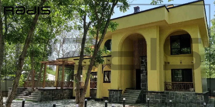 ویلایی بزرگ با نمای زرد رنگ