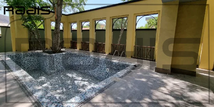 نمایی از طلاق های زرد رنگ در محوطه بیرونی یک ویلا