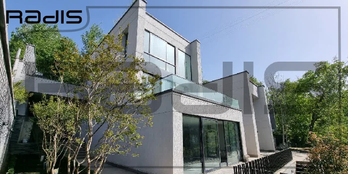پیمانکار ساخت ویلا در گیلان _ تصویری از نمای یک ویلای مدرن با رنگ روشن