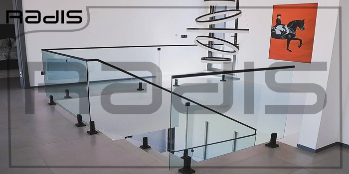 بیشتر بدانید: طراحی ویلا فلت _ تصویری از طبقه بالای یک ویلا همراه با لوستر مدرن