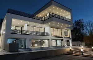 ویلای مدرن و خاص با نمای سفید ومشکی با نور پردازی مدرن