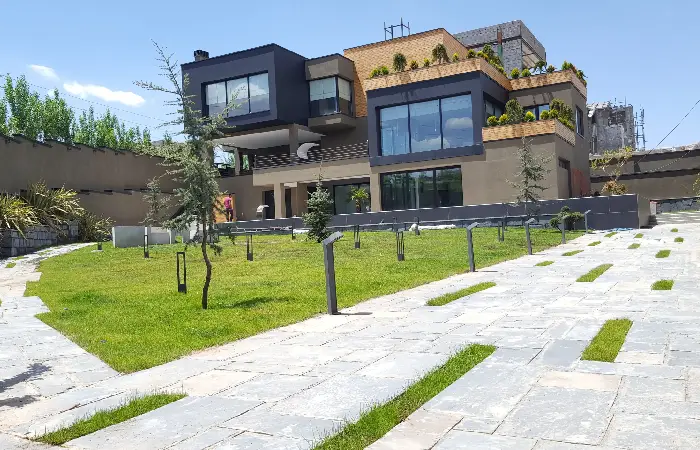 زیبا ترین و خاص ترین نمای ویلا در نگ های نخودی و طوسی با حیاطی زیبا