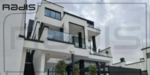 ویلای مدرن مجهز در طبقات متعدد با نمای سفید