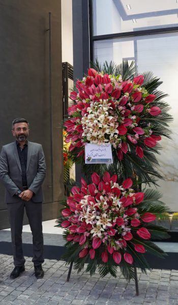 تصویر مهندس مصطفی رمضانی بنیان گذار مجموعه های رادیس در افتتاحیه شوروم رادیس