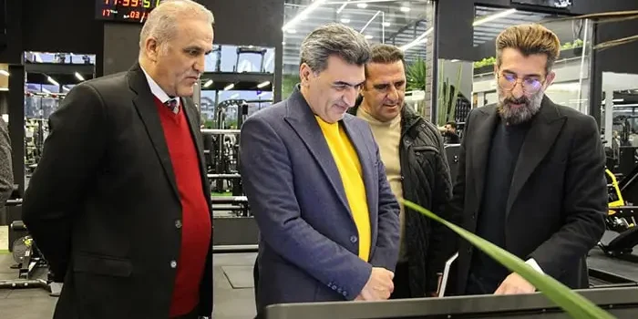 افتتاحیه باشگاه رادیس 4 نفر مشغول دیدن نمایشگر برنامه های ورزشی