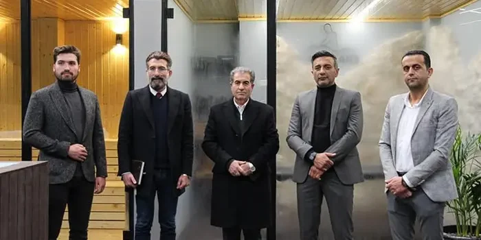 تصویر مهندس رمضانی در کنار مدعوین افتتاحیه مجموعه ورزشی رادیس