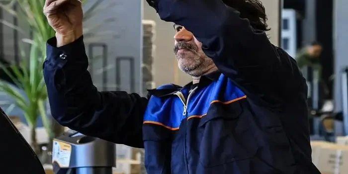 فردی در حال تجهیز باشگاه