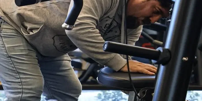 فردی در حال نصب دستگاه باشگاه