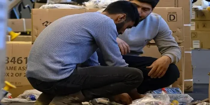 دو فرد در حال بازکردن کارتن های دستگاه باشگاه رادیس