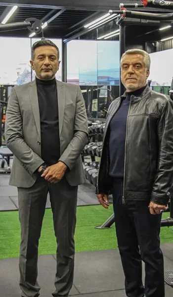 تصویر مصطفی رمضانی در کنار یکی از مدعوین افتتاحیه باشگاه رادیس